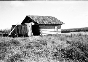 будка перевозчика д. Чакола (конец 60-х гг.) фотограф Валюх (Брагина) Т.С.
